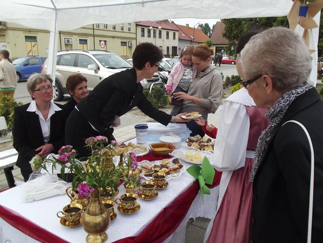 Zajadali się smażonym serem - zdjęcia