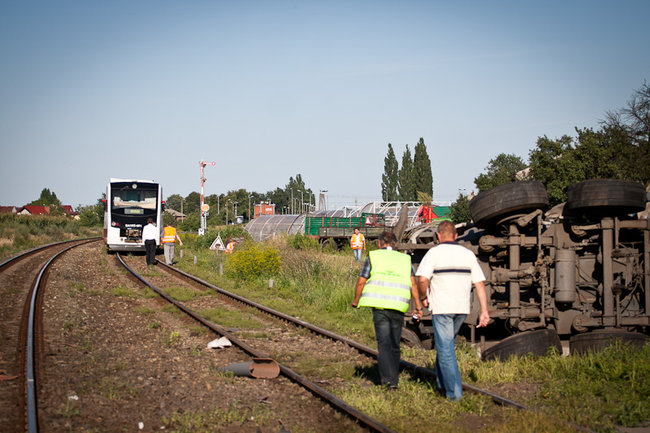 Szynobus najechał na ciężarówkę - zdjęcia