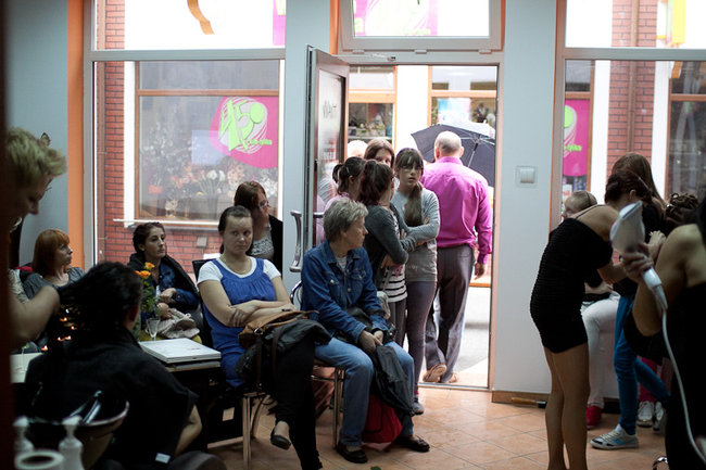 Nie spodziewali się tylu klientów - fotorelacja z otwarcia salonu