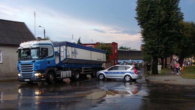 Drzewo runęło tuż przed nim - zdjęcia