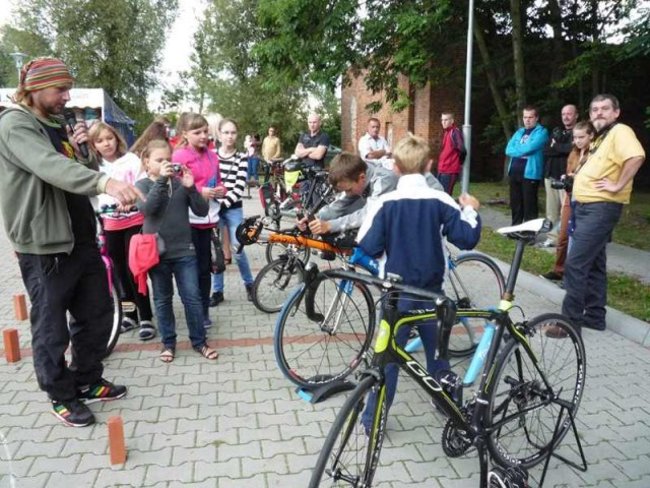Rowerowa jazda, bez trzymanki - zdjęcia