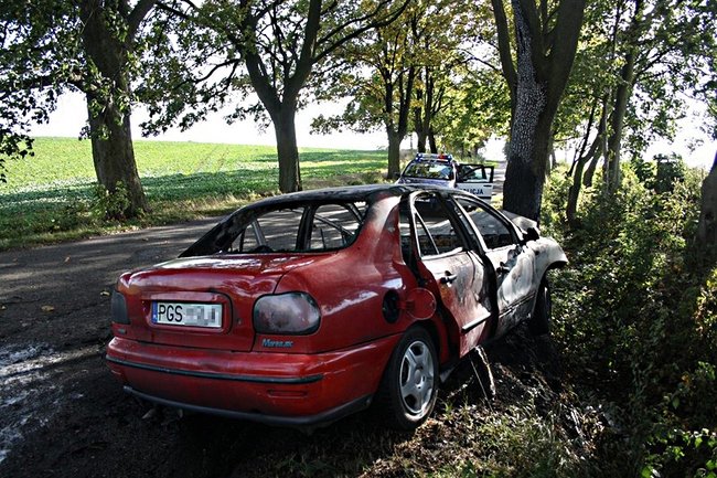 Zapalił się po uderzeniu w drzewo - zdjęcia