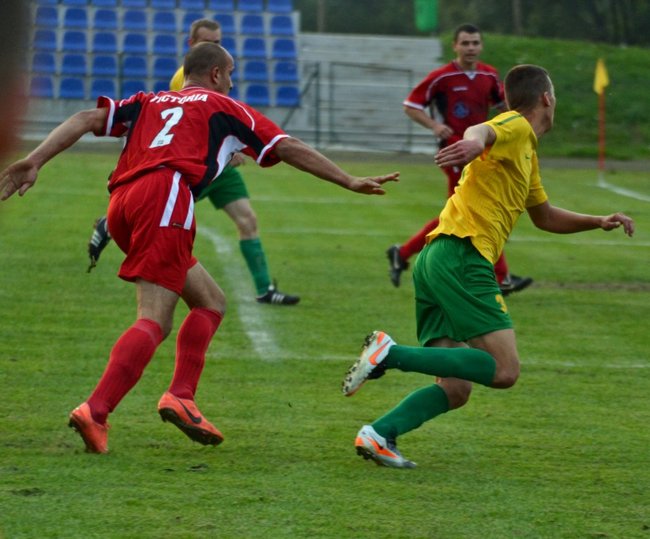 Sędzia pokazał trzy czerwone kartki  - zdjęcia