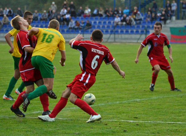 Sędzia pokazał trzy czerwone kartki  - zdjęcia
