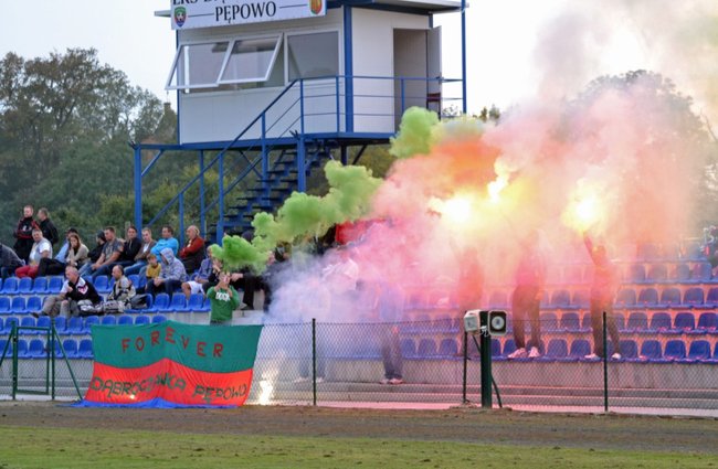Sędzia pokazał trzy czerwone kartki  - zdjęcia