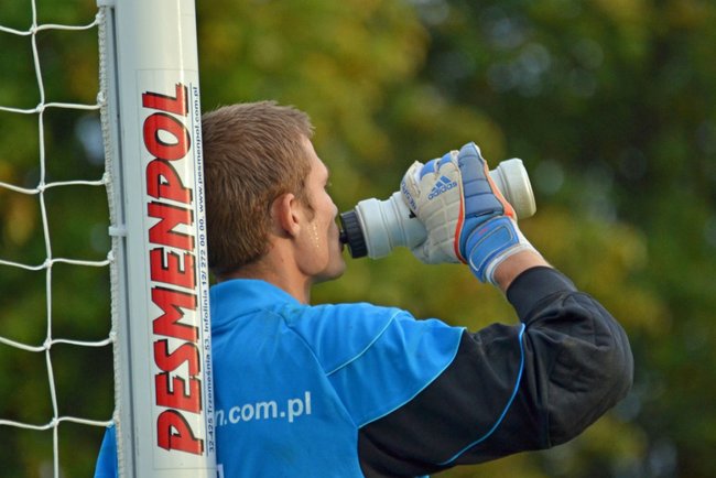 Sędzia pokazał trzy czerwone kartki  - zdjęcia