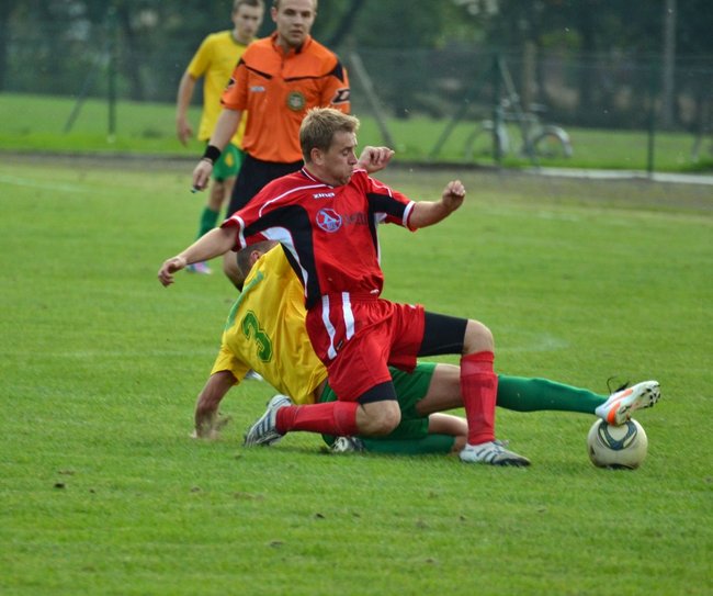 Sędzia pokazał trzy czerwone kartki  - zdjęcia