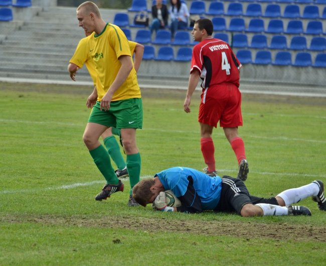 Sędzia pokazał trzy czerwone kartki  - zdjęcia