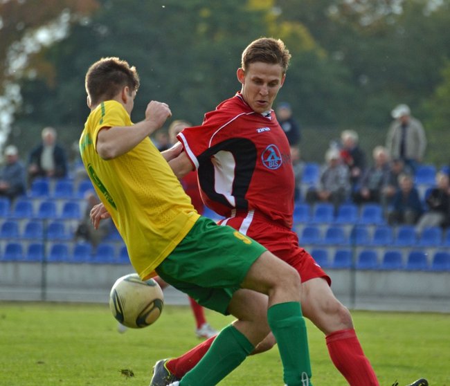 Sędzia pokazał trzy czerwone kartki  - zdjęcia