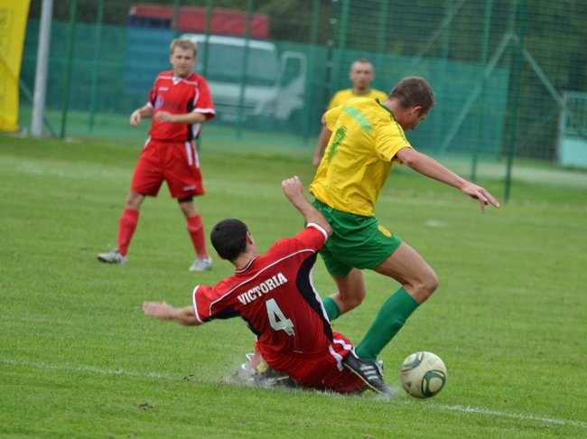 Sędzia pokazał trzy czerwone kartki  - zdjęcia