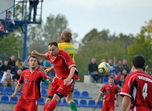 Sędzia pokazał trzy czerwone kartki  - zdjęcia