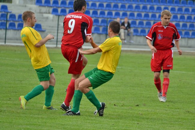 Sędzia pokazał trzy czerwone kartki  - zdjęcia