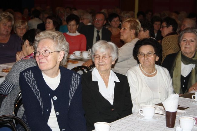 Seniorzy świętowali w Hutniku  - zdjęcia