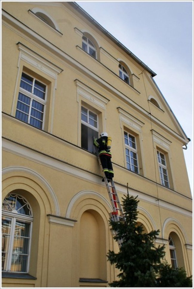Pożar ratusza w Poniecu - zdjęcia