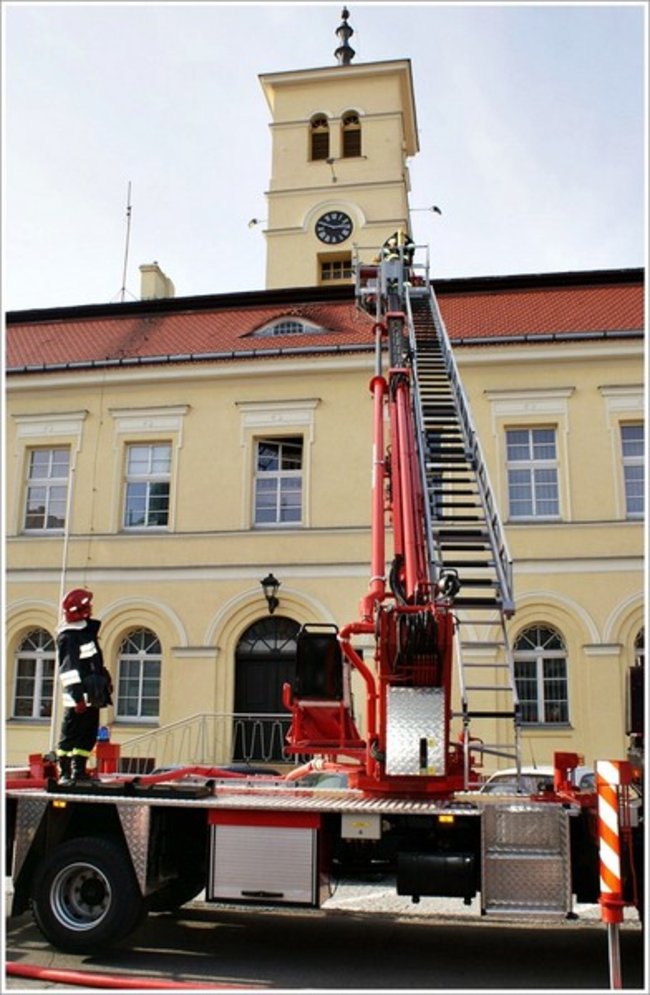 Pożar ratusza w Poniecu - zdjęcia