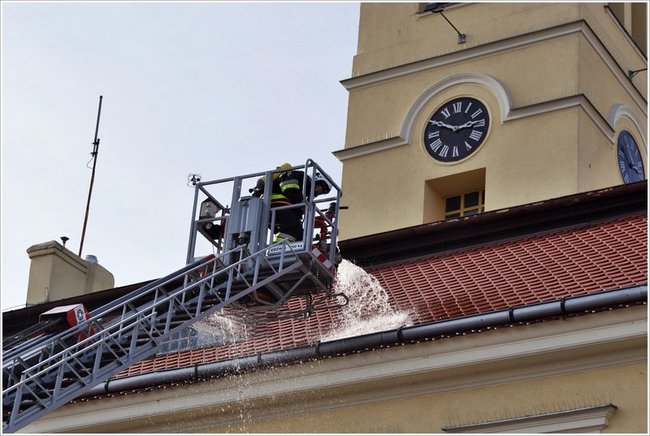 Pożar ratusza w Poniecu - zdjęcia