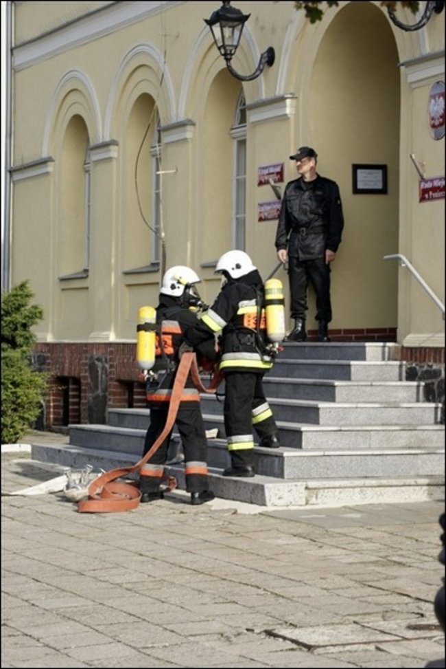 Pożar ratusza w Poniecu - zdjęcia