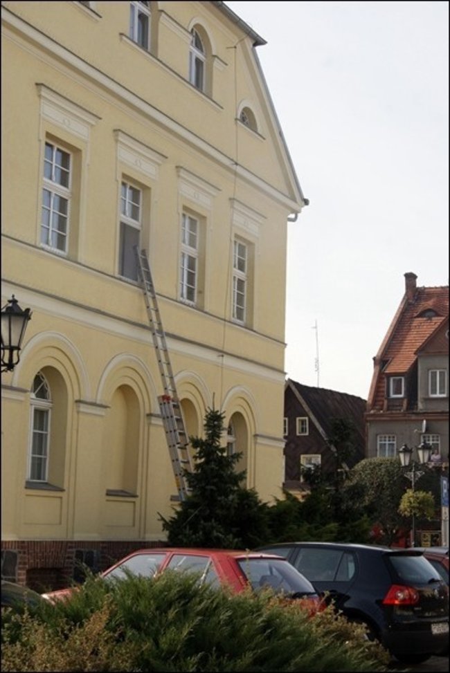 Pożar ratusza w Poniecu - zdjęcia