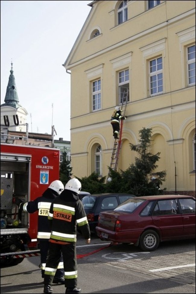 Pożar ratusza w Poniecu - zdjęcia
