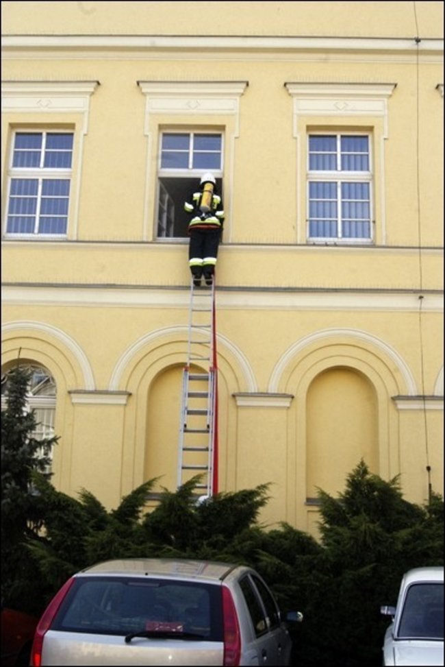 Pożar ratusza w Poniecu - zdjęcia