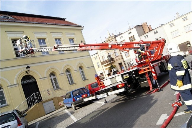 Pożar ratusza w Poniecu - zdjęcia