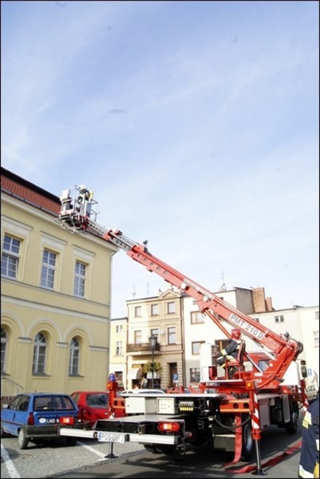Pożar ratusza w Poniecu - zdjęcia