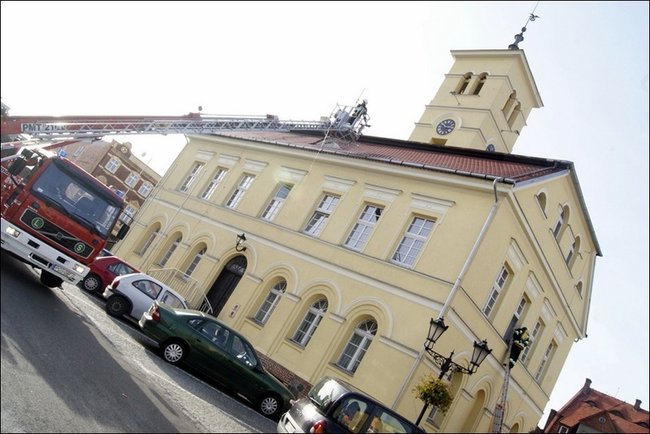 Pożar ratusza w Poniecu - zdjęcia