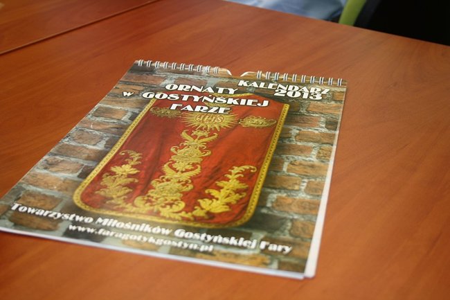 Zabytkowe ornaty  na kalendarzu - zdjęcia