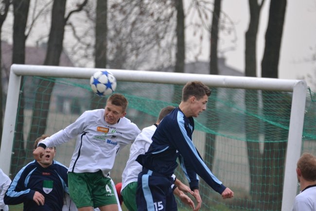Trener pokazał, jak się gra w piłkę - zdjęcia