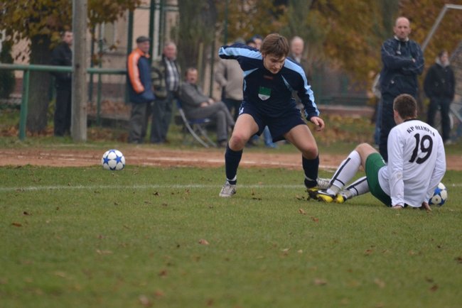 Trener pokazał, jak się gra w piłkę - zdjęcia