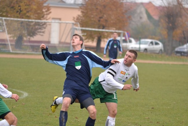 Trener pokazał, jak się gra w piłkę - zdjęcia