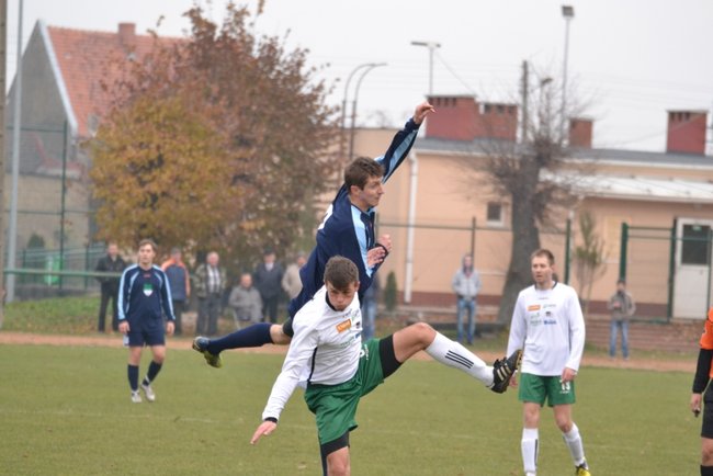 Trener pokazał, jak się gra w piłkę - zdjęcia