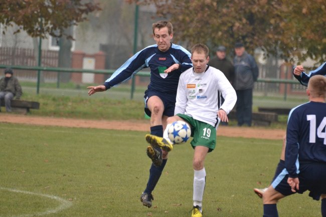 Trener pokazał, jak się gra w piłkę - zdjęcia