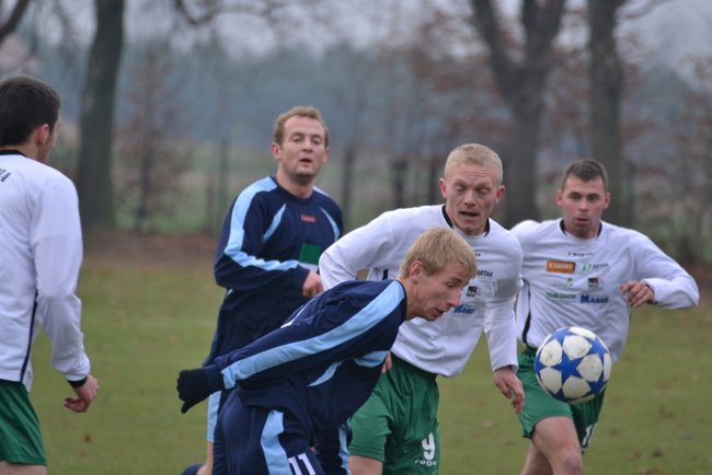 Trener pokazał, jak się gra w piłkę - zdjęcia