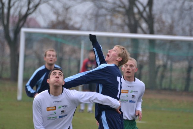 Trener pokazał, jak się gra w piłkę - zdjęcia
