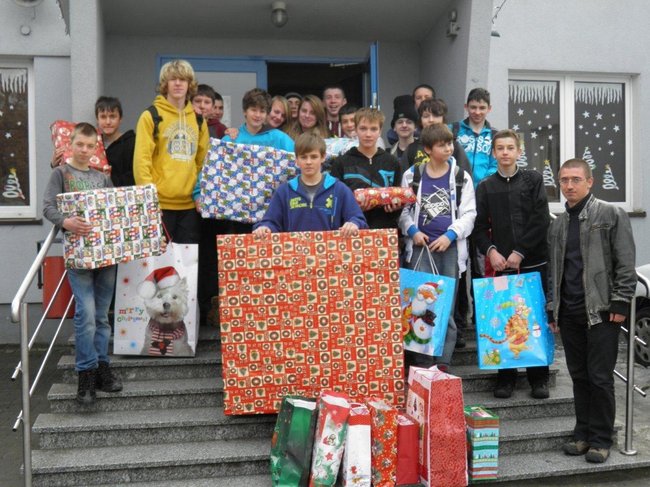 Dwieście paczek dla dzieciaków - zdjęcia