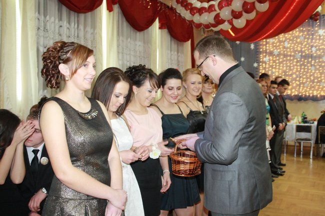 Studniówka w  szampańskich nastrojach - fotorelacja
