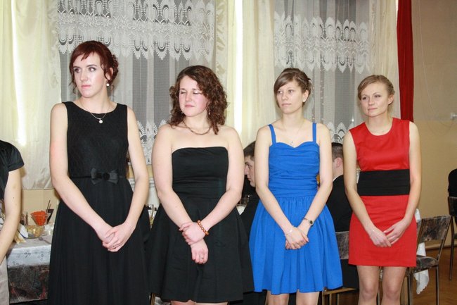 Studniówka w  szampańskich nastrojach - fotorelacja