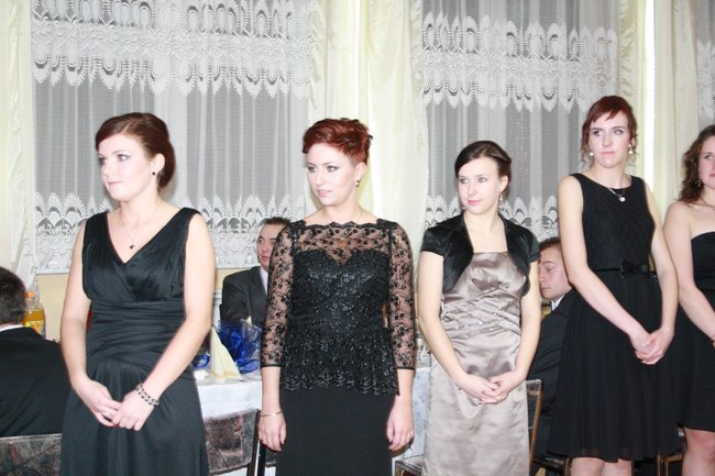 Studniówka w  szampańskich nastrojach - fotorelacja