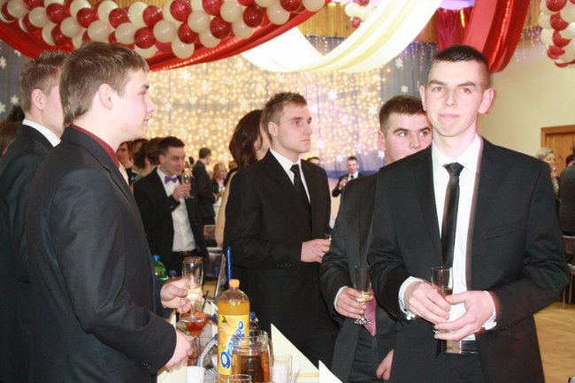 Studniówka w  szampańskich nastrojach - fotorelacja