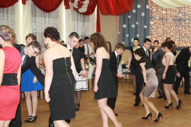 Studniówka w  szampańskich nastrojach - fotorelacja