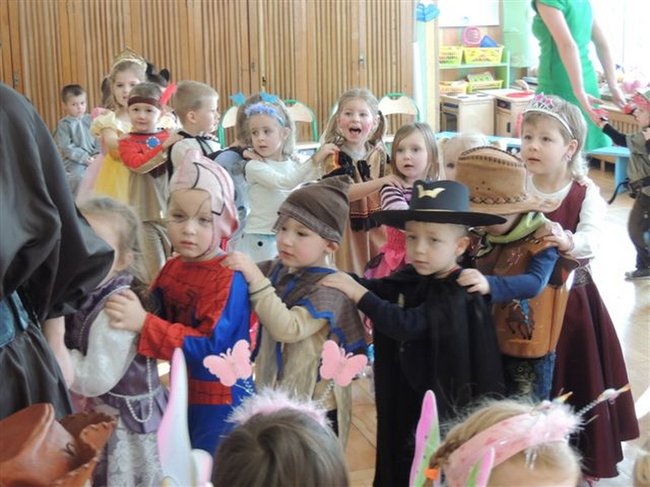 Kreatywne zabawy przedszkolaków - zdjęcia