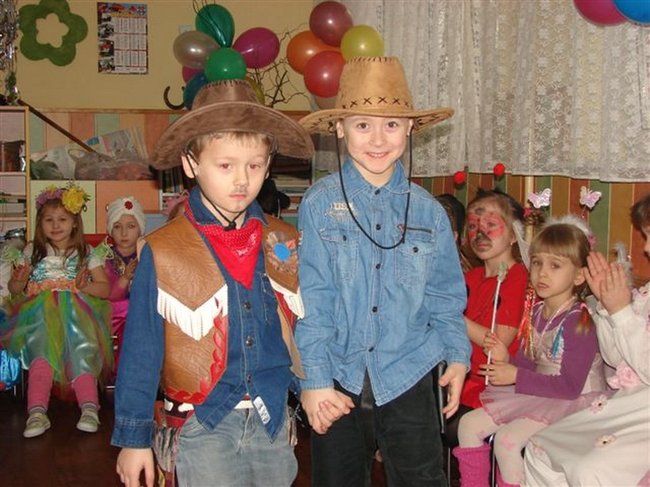 Kreatywne zabawy przedszkolaków - zdjęcia