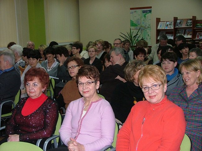 Klimatyczny recital w bibliotece - zdjęcia