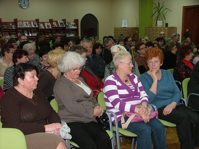 Klimatyczny recital w bibliotece - zdjęcia