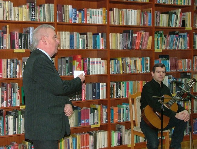 Klimatyczny recital w bibliotece - zdjęcia