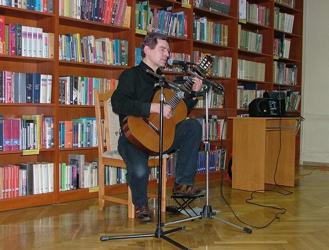 Klimatyczny recital w bibliotece - zdjęcia