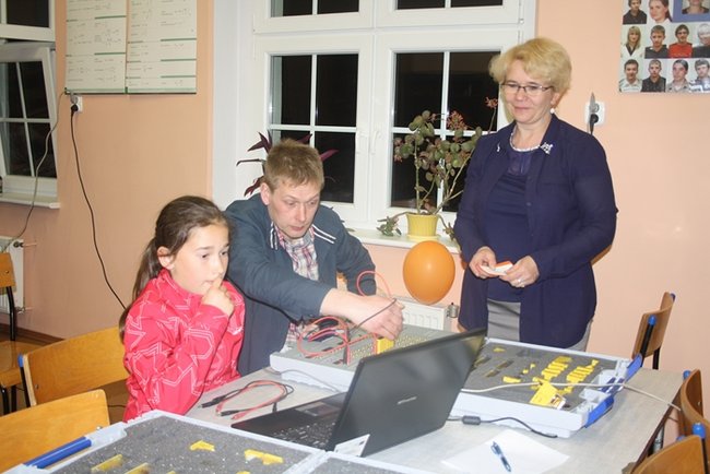 Pełne szkoły w sobotnią noc - zdjęcia