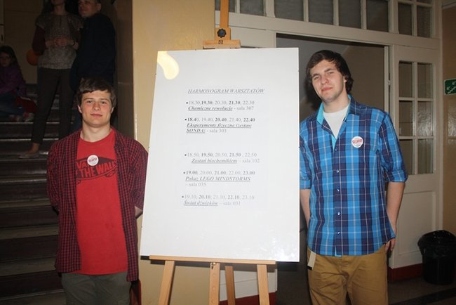 Pełne szkoły w sobotnią noc - zdjęcia