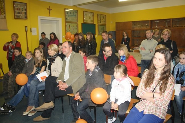 Pełne szkoły w sobotnią noc - zdjęcia